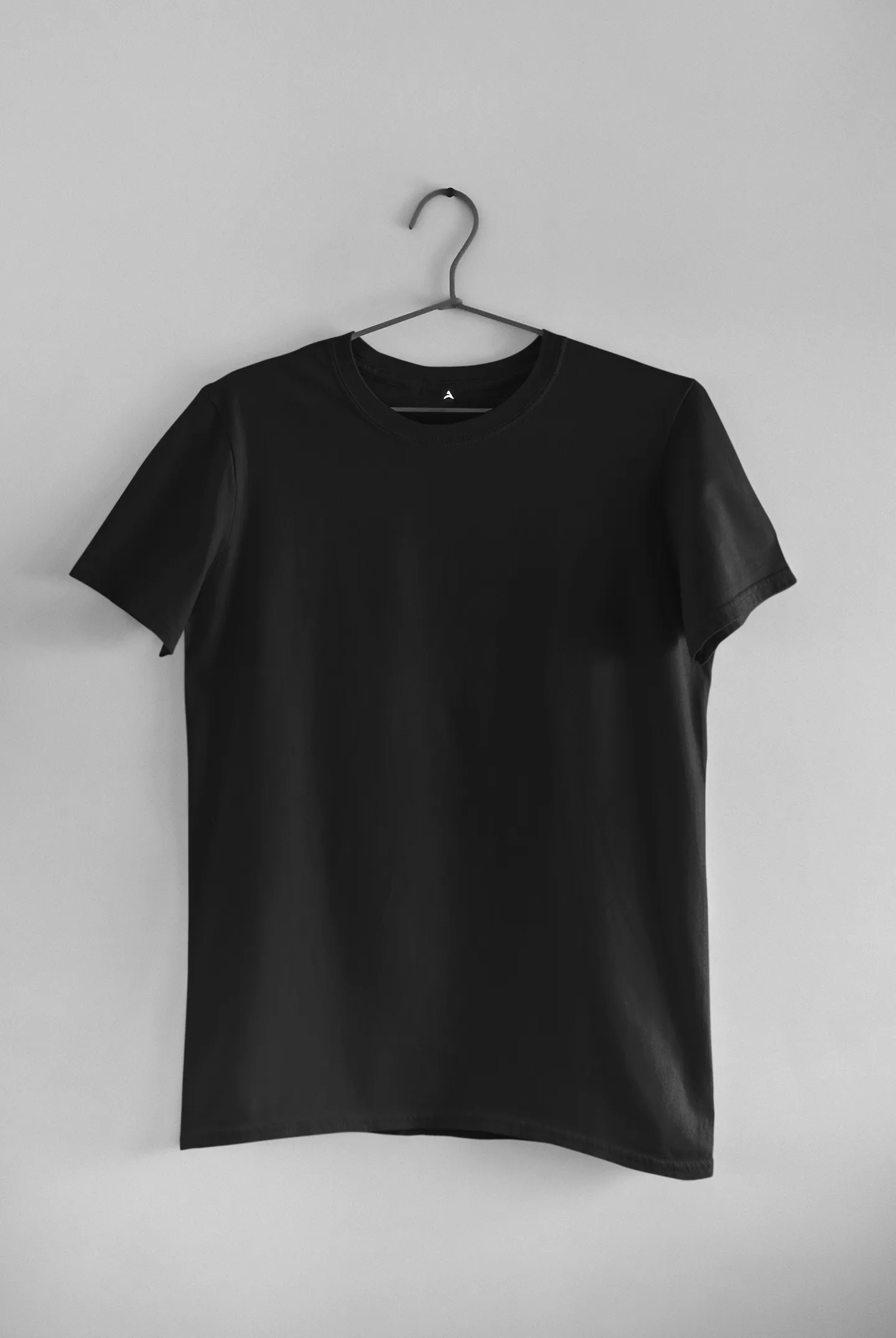 BASIC BLACK HALF-SLEEVE T-SHIRTS